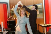 Lisas (Alexandra Neldel, l.) und Rokkos (Manuel Cortez, r.) Tanzversuche scheitern daran, dass sich Lisa nicht führen lässt.