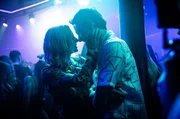 Marie (Svenja Jung) beichtet Luis (Noah Saavedra) von ihrem Besuch bei Verena und wundert sich über seine Reaktion.