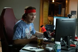 Der hobbym&auml;&szlig;ige Finanzanalyst Keith Gill (Paul Dano) betreibt unter dem Pseudonym Roaring Kitty einen YouTube-Kanal, auf dem er seine Aktienk&auml;ufe preisgibt und erkl&auml;rt.