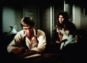 John-Boy (Richard Thomas, l.) ist fest davon überzeugt, noch nie so schönes Mädchen wie Jenny Pendleton (Sian Barbara Allen, r.) gesehen zu haben ...