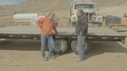 L-R: Dave Turin und Juan Ibarra an einem Anhänger vor der Werkstatt in Nevada