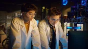 Hakim (Mads Albatross) und Moritz (Jan Friedrichsen) testen das Eiweißpulver im HQ-Labor.