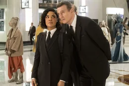 Agent M (Tessa Thompson, l.); Agent High T (Liam Neeson, r.)