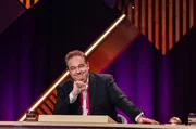 In „FAKING BAD – Besser als die Wahrheit“ lädt Moderator und Gastgeber Oliver Kalkofe zum großen Lügen ein.