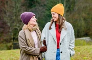 Maxi (Katharina Scheuba, r.) ist Katja (Isabell Stern, l.) dankbar, dass sie ihr eine andere Perspektive aufzeigt.