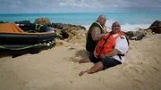 K&auml;mpfen nach einem selbst verschuldeten Schiffbruch ums &Uuml;berleben: Max Kamekona (Taylor Wily, r.) und Flippa (Shawn Mokuahi Garnett, l.) ...