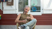 Die SOKO befragt den Campingplatzbesitzer Oskar Gottscheck (Moritz Zielke) zu den Vorfällen. Der gibt sich locker, behauptet aber, kaum etwas über seinen Angestellten Helge Zoch und dessen Vergangenheit zu wissen. Was verschweigt er den Ermittlern?