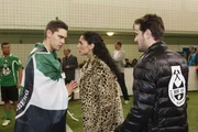 Nachdem Joscha (Carlo Degen, l.) sich öffentlich zu seiner Liebe zu Kai (Alexander Gier) bekannt hat, geht Raquel (Yara Hassan) auf ihn los.