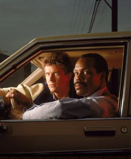 L-R: Martin Riggs (Mel Gibson) und Roger Murtaugh (Danny Glover)