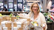 Hauswirtschaftsmeisterin Yvonne Willicks checkt die To Go Regale im Supermarkt. Was bietet der Markt? Und wie gesund sind Salat-Bowls und Co.? Hauswirtschaftsmeisterin Yvonne Willicks checkt die To Go Regale im Supermarkt. Was bietet der Markt? Und wie gesund sind Salat-Bowls und Co.?