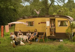 Von links: Die "Wilden H&uuml;hner", Melanie (Sonja Gerhardt), Sprotte (Michelle von Treuberg), Frieda (Lucie Hollmann), Wilma (Jette Hering) und Trude (Zsa Zsa Inci B&uuml;rkle) vor ihrem Bandenquartier.