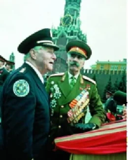 L-R: Commandant Lassard (George Gaynes) und Commandant Rakov (Christopher Lee)