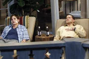 Nachdem Walden (Ashton Kutcher, l.) sich wieder von Rose getrennt hat, muss nicht nur er, sondern auch Alan (Jon Cryer, r.) ihre Rache sp&uuml;ren ...