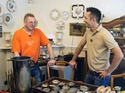 Dirk (43) und Trödelexperte Mauro Corradino (re.) Dirk (43) und Trödelexperte Mauro Corradino (re.)