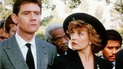 Eliot Blake (Anthony Andrews) und Paula Hull (Karen Austin) arbeiten in einem parapsychologischen Institut. Sie sind kurz vor Max Dysons Tod von ihm getestet worden. Eliot Blake (Anthony Andrews) und Paula Hull (Karen Austin) arbeiten in einem parapsychologischen Institut. Sie sind kurz vor Max Dysons Tod von ihm getestet worden.