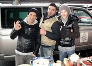 Auf dem Flohmarkt versuchen Yüksel (li.), Trödelprofi Sükrü Pehlivan und Anja ein paar Sachen zu verkaufen..