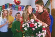 Alex (Alexander Kasprik, re.) überrascht Lilli (Anna Herrmann, li.) zu ihrem Geburtstag mit einer Party. Alex (Alexander Kasprik, re.) überrascht Lilli (Anna Herrmann, li.) zu ihrem Geburtstag mit einer Party.