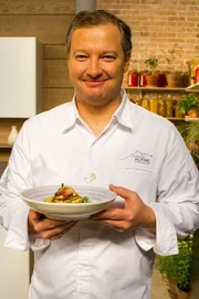 Andreas Döllerer: „Bohnensalat mit Pancetta und gebratenem Zander“.