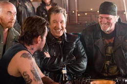 Die "Del Fuegos" (M.C. Gainey, r., Kevin Durand, l. und Ray Liotta, 2.v.l.), eine echt harte Motorradgang, sind alles andere als begeistert &uuml;ber die Bekanntschaft der M&ouml;chtegern-Easy-Rider Woody, Dudley, Doug (Tim Allen, 2.v.r.) und Bobby ...