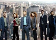 Das CSI-New-York-Team (v.l.): Aiden (Vanessa Ferlito), Messer (Carmine Giovinazzo), Dr. Hawkes (Hill Harper) und Det. Flack (Eddie Cahill). Kniend: Det. Taylor (Gary Sinise) und Bonasera (Melina Kanakaredes).