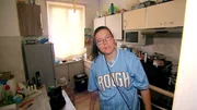 Weil sie den Schimmel in ihrer Wohnung nicht mehr erträgt, zieht Sabrina vorläufig zu ihrem Freund Mario.