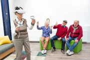 Team Digital bei ihrer nächsten Challenge in der zweiten Staffel von "Digiclash - Der Generationencontest". Das Team spielt Dart digital - mit einem Virtual Reality Set und wirft auf eine digitale Dartscheibe und tritt zu viert gegen Team Real an. Team Digital bei ihrer nächsten Challenge in der zweiten Staffel von "Digiclash - Der Generationencontest". Das Team spielt Dart digital - mit einem Virtual Reality Set und wirft auf eine digitale Dartscheibe und tritt zu viert gegen Team Real an.