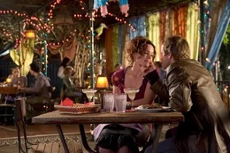 Der Buchmacher Murph (Grant Sullivan, r.) setzt alle Hebel in Bewegung, um Veronica (Carla Gugino, r.) zu beeindrucken. Es gibt jedoch eine Sache, die die Liebe seines Lebens niemals erfahren darf ...