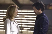 Darius Tanz (Santiago Cabrera, r.) weiht die Pentagon-Pressesprecherin Grace Barrows (Jennifer Finnigan, l.) in seine ganz eigenen Pläne ein, wie er die Menschheit vor dem großen Knall retten will. Darius Tanz (Santiago Cabrera, r.) weiht die Pentagon-Pressesprecherin Grace Barrows (Jennifer Finnigan, l.) in seine ganz eigenen Pläne ein, wie er die Menschheit vor dem großen Knall retten will.