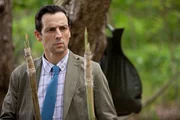 Detektive Neville Parker (Ralf Little) vermutet hinter der Tatwaffe einen von diesen spitzen Speeren f&uuml;r das Fangen von Fischen.