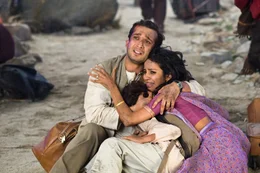 Haben keine Chance, als ein Mega-Tsunami Indien &uuml;berrollt: Dr. Satnam Tsurutani (Jimi Mistry), seine Frau (Agam Darshi) und sein Sohn ...