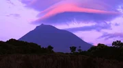 Abendstimmung mit Linsenwolken (Altocumulus lenticularis) &uuml;ber dem Ponta do Pico (2.351m).