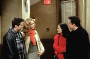 Joey (Matt LeBlanc, l.) schwebt auf Wolke Sieben, da seine Traumfrau Janine (Elle Macpherson, 2.v.l.) ihn endlich erhört hat. Doch sofort stellen sich schwer wiegende Probleme ein, denn Janine kann Chandler (Matthew Perry, r.) und Monica (Courteney Cox, 2.v.r.) nicht besonders leiden.