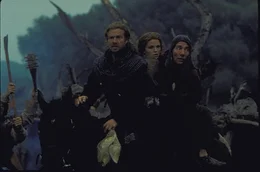 Bowen, Kara und Gilbert (auf dem Pferd von vorne nach hinten: Dennis Quaid, Dina Meyer, Pete Postlethwaite) im Kampf gegen den Tyrannen.