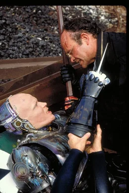 Murphy/Robocop (Peter Weller, l.); Clarence (Kurtwood Smith, r.)