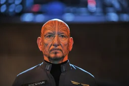 Ohne den legend&auml;ren Flotten-Kommandanten Mazer Rackham (Ben Kingsley) w&auml;re die Menschheit schon l&auml;ngst Vergangenheit, denn er besiegte einst in einem Kamikaze-Angriff das feindliche Mutterschiff alles vernichtender Aliens. Jetzt setzt er alles daran, einen ebenb&uuml;rtigen Nachfolger zu finden, der in einer allerletzten Schlacht den Au&szlig;erirdischen den Garaus macht ...