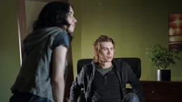 Mindy (Libe Barer, li.) und Alec (Owen Teague, re.) quartieren sich im Haus anderer ein.