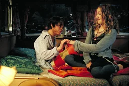 Fred (Jeremy Mockridge) steckt Sprotte (Michelle von Treuberg) noch einmal den Ring an, den sie ihm zur&uuml;ckgeben hatte.