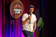Toby K&auml;p ist Comedian &ndash; und schwerh&ouml;rig. Auf der B&uuml;hne thematisiert er seine Behinderung und bringt das Publikum zum Lachen.