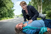 Kai (Lukas Zumbrock) findet Herrn Kubatsky (Michael Kind) nach einem Schwächeanfall. Kai (Lukas Zumbrock) findet Herrn Kubatsky (Michael Kind) nach einem Schwächeanfall.