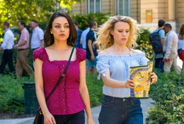 Audrey (Mila Kunis, l.); Morgan (Kate McKinnon, r.)