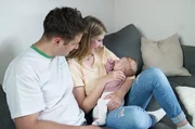 Glück zu dritt: Kathleen und Hannes mit ihrem Baby zurück in den eigenen vier Wänden.