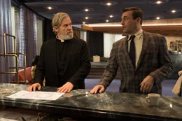 Pater Daniel Flynn (Jeff Bridges, l.); Laramie Seymour Sullivan (Jon Hamm, r.)