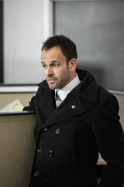 Fühlt sich vom Richter unverstanden: Sherlock Holmes (Jonny Lee Miller), der für seine eigenwilligen Ermittlungsmethoden bekannt ist ...