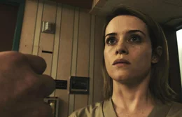Sawyer Valentini (Claire Foy)