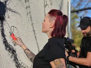 K&uuml;nstlerin Emesa bei einer Auftragsarbeit in K&auml;rnten.