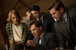 Augenblick der Wahrheit: Keira Knightley als Joan Clarke, Matthew Beard als Peter Hilton, Benedict Cumberbatch als Alan Turing, Matthew Goode als Hugh Alexander, Allen Leech als John Cairncross