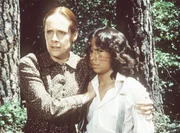 Amelia Stokes (Ivy Jones, l.) verteidigt ihren Sohn Joseph (Caesar Ramirez, r.) gegen seinen Großvater. Amelia Stokes (Ivy Jones, l.) verteidigt ihren Sohn Joseph (Caesar Ramirez, r.) gegen seinen Großvater.