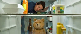 John (Mark Wahlberg) und Ted haben beide das letzte kalte Bier im Blick.