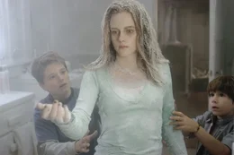 Die beiden Br&uuml;der Danny (Jonah Bobo, r.) und Walter (Josh Hutcherson, l.) k&ouml;nnen nicht glauben, dass ihre Schwester Lisa (Kristen Stewart, M.) eine Eisskulptur geworden ist ...