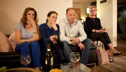 &Uuml;ber Clemens staunen alle: Schwiegertochter Andrea (Rebecca Immanuel, li.), Tochter Martina (Annika Kuhl), Sohn Peter (Johann von B&uuml;low) und seine langj&auml;hrige Freundin Agnes (Lisa Kreuzer, re.).
